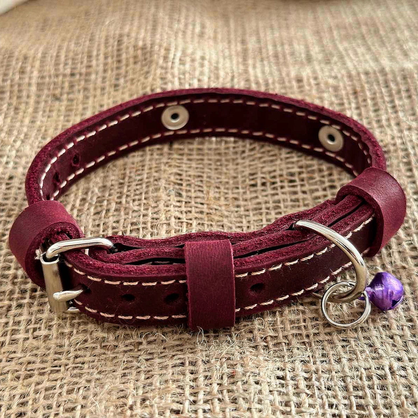 Handmade personalized leather cat collar, perfect as a gift for cat lovers.