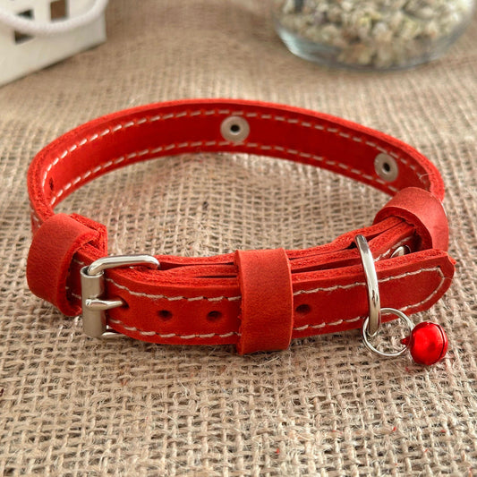 Elegant leather pet collar for cats and kittens, personalized with an engraved tag.