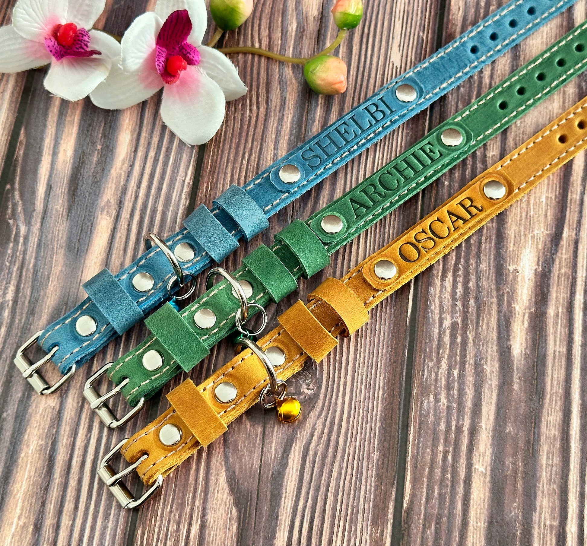 Custom leather cat collar with engraved nameplate, made from high-quality leather for durability and comfort. Adjustable fit, perfect for kittens and adult cats.