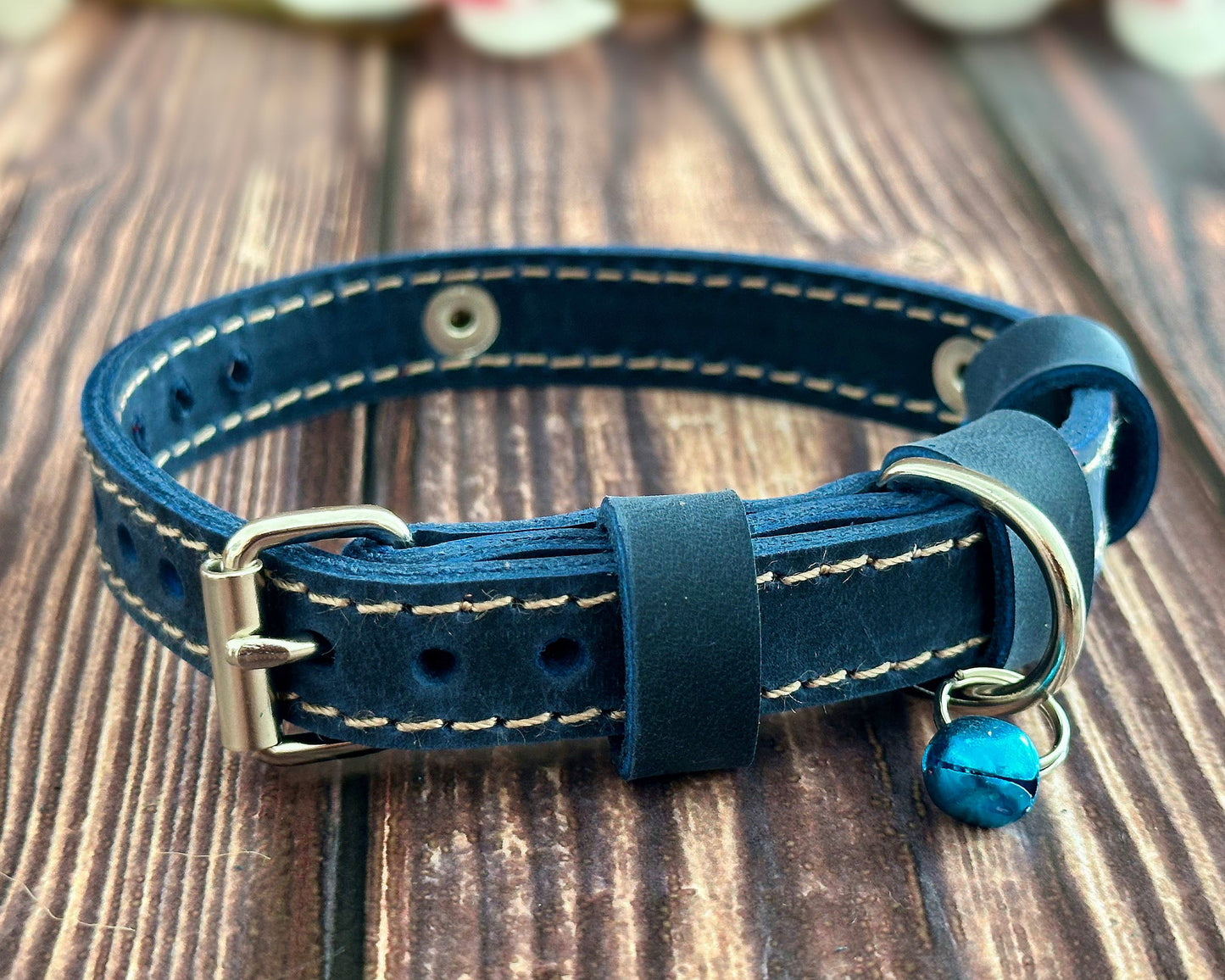 Luxury leather cat collar with name engraving, designed for comfort and durability.