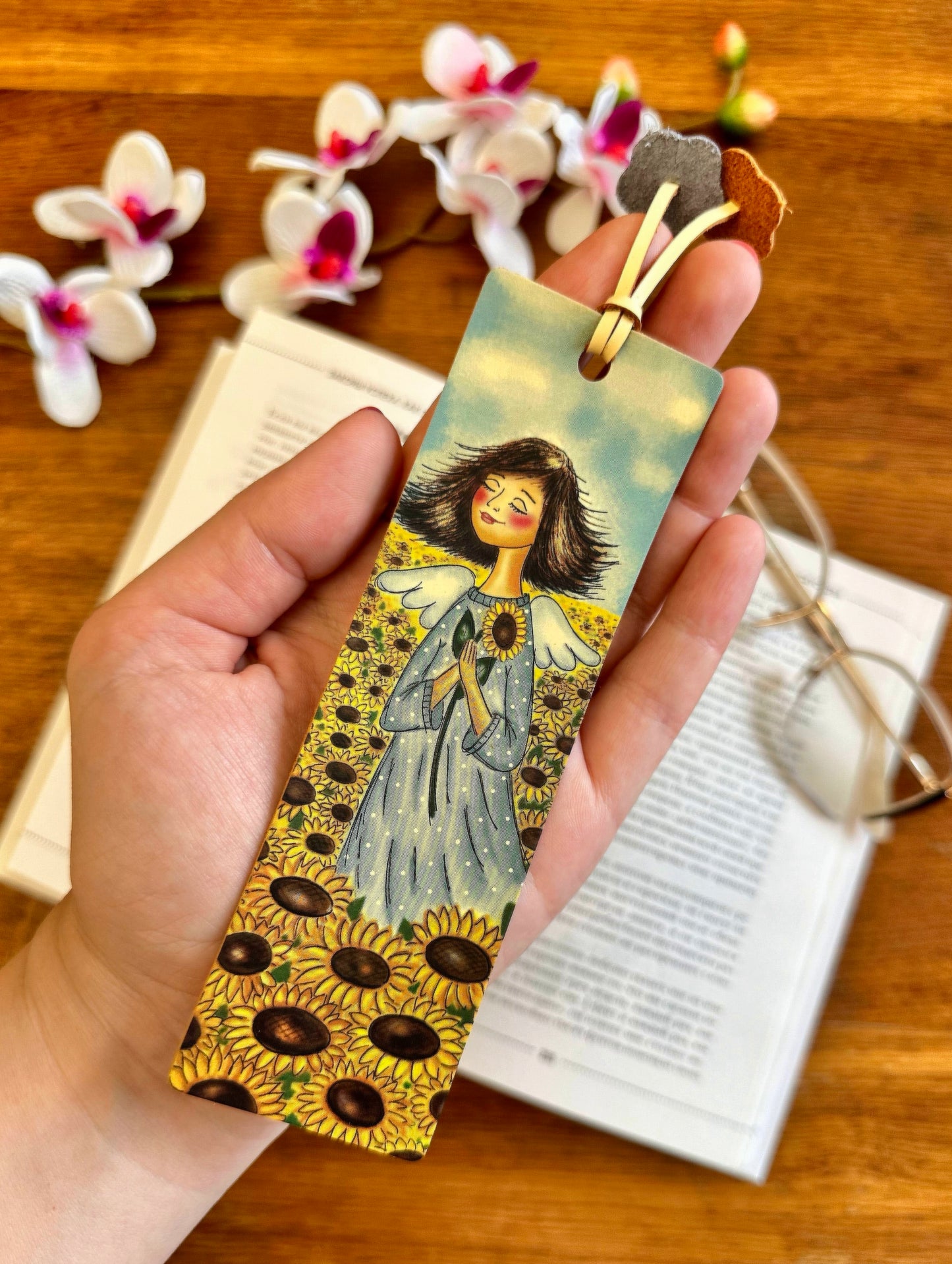 Elegant leather bookmark featuring an intricate floral design, offering a stylish accessory for book lovers