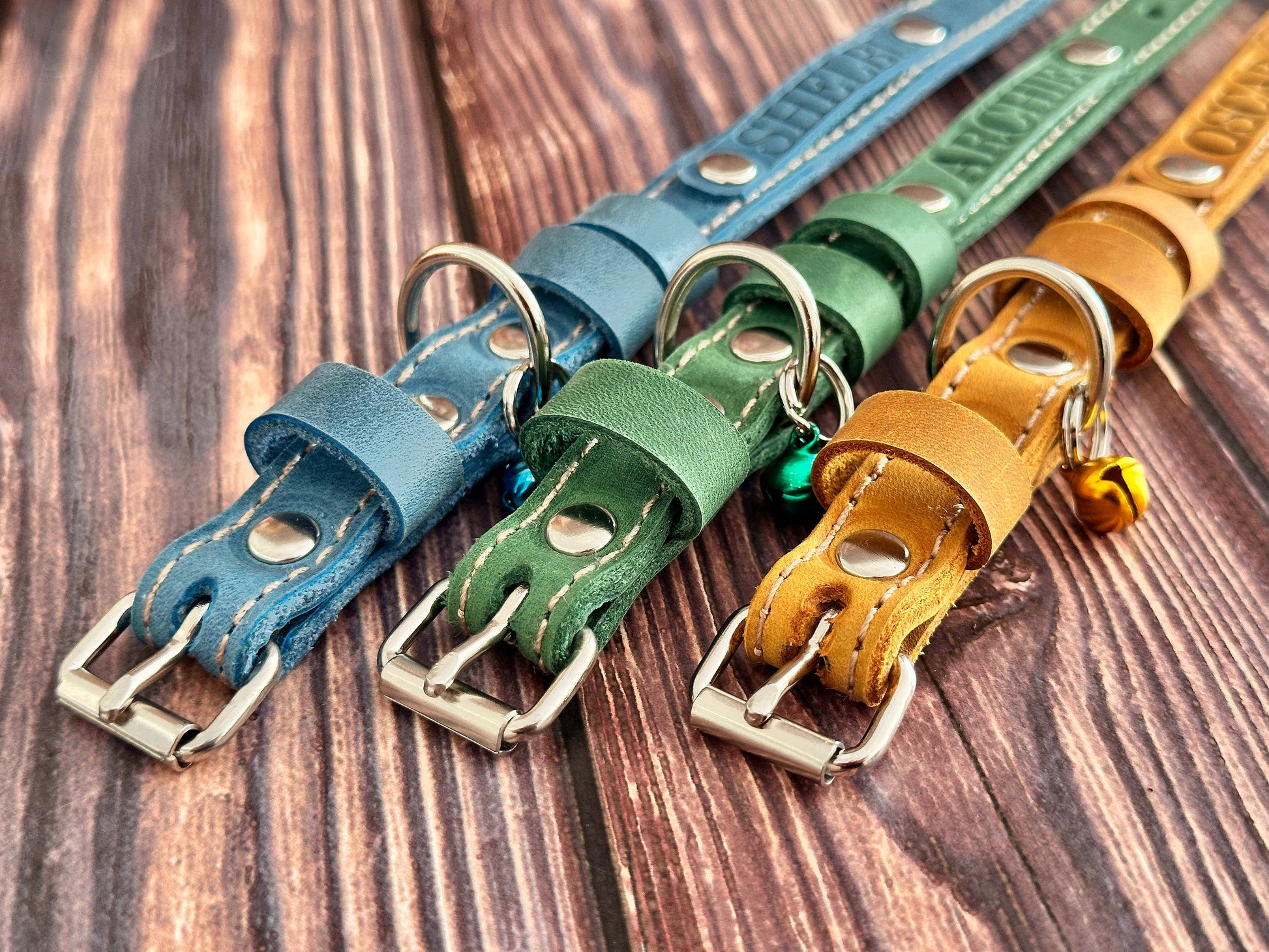 Engraved leather cat collar with a secure nameplate, ideal for safety and identification. Handcrafted from genuine leather.