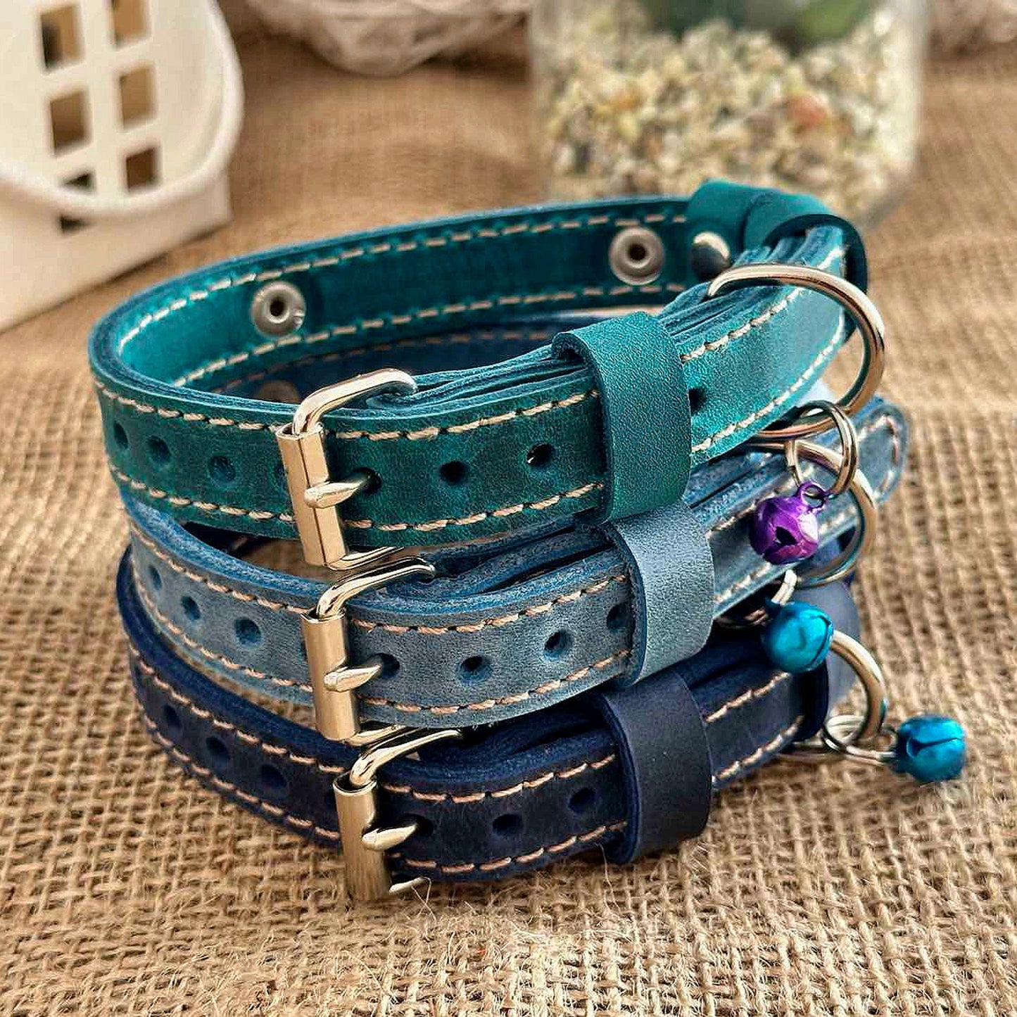 Personalized leather cat collar with engraved nameplate. Stylish and durable kitten collar, handcrafted from genuine leather in various colors. Custom cat collar for pets, perfect as a gift for cat lovers. Adjustable and comfortable fit for small cats and kittens.