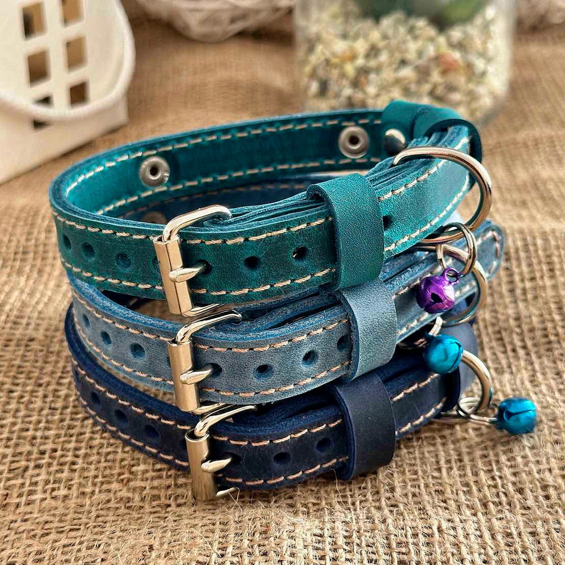 Personalized leather cat collar with engraved nameplate. Stylish and durable kitten collar, handcrafted from genuine leather in various colors. Custom cat collar for pets, perfect as a gift for cat lovers. Adjustable and comfortable fit for small cats and kittens.