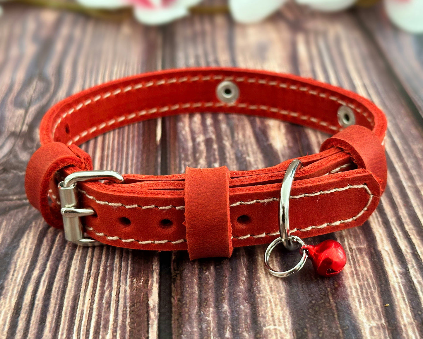 Stylish and adjustable cat collar made from high-quality genuine leather.