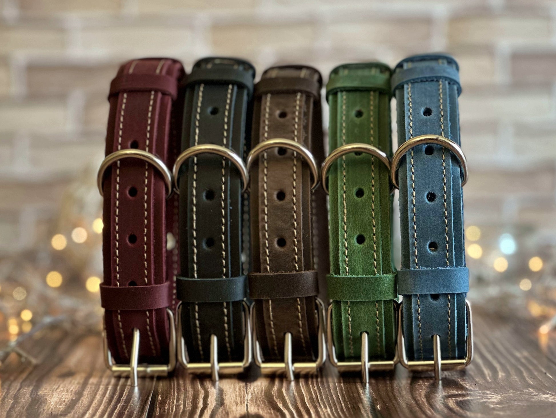 Simple and cute leather collar for pets with engraved details