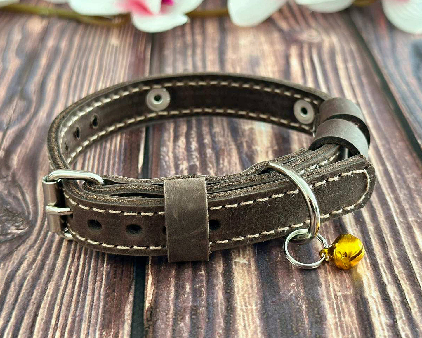 Lightweight and fashionable leather cat collar with an adjustable fit.

